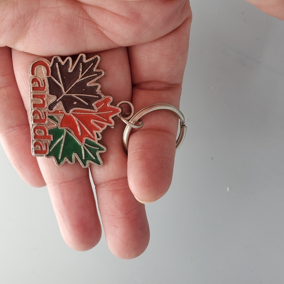 Canada Leaf Souvenir Keychain - Picture 4 of 4